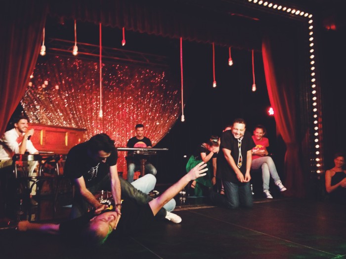 Impro, fete și băieți