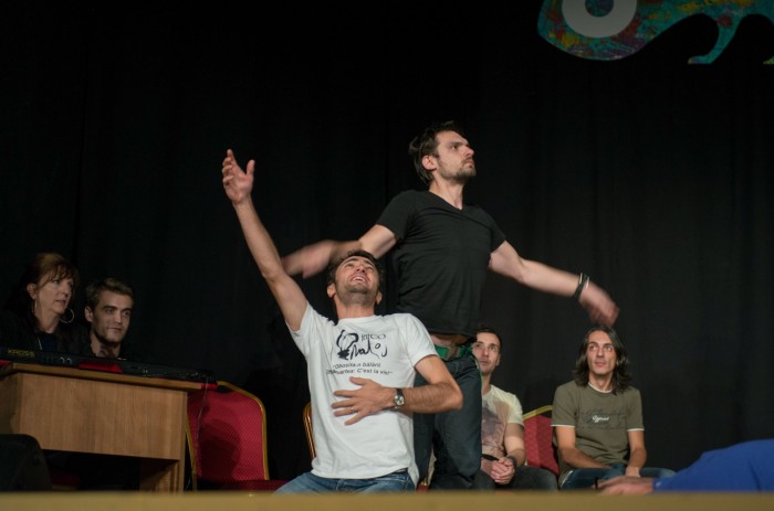 Aplauze și râsete cât se poate de reale, într-O lume imaginară